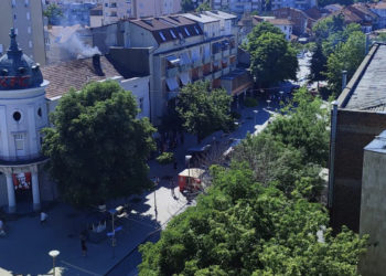 Gruaja në Mitrovicë denoncon bashkëshortin në Polici, thotë se gjatë fjalosjes mbante thikë në dorë