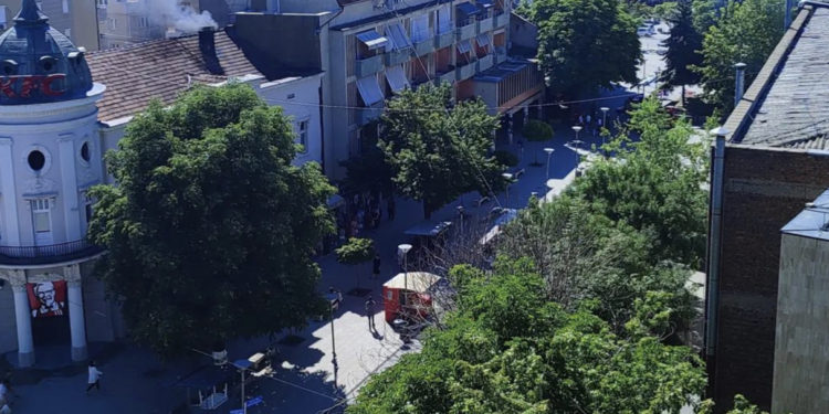 Gruaja në Mitrovicë denoncon bashkëshortin në Polici, thotë se gjatë fjalosjes mbante thikë në dorë