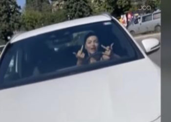 “E kam babin prokuror, ta q* nanen”, kosovarja për pak sa nuk shtyp kalimtaren, e kërcënon në mes të rrugës