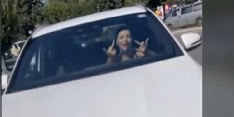 “E kam babin prokuror, ta q* nanen”, kosovarja për pak sa nuk shtyp kalimtaren, e kërcënon në mes të rrugës