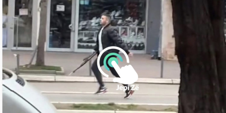 Si në film: Rrahje me kallashnikov në dorë në Mitrovicë