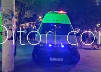 Mitrovicë: Një vajzë e lëndon rëndë dorën në shtëpi, futet në barnatore për të kërkuar ndihmë, dërgohet me ambulancë në spital