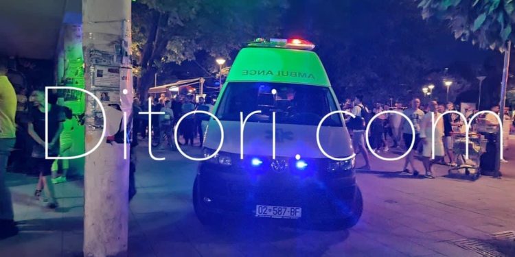 Mitrovicë: Një vajzë e lëndon rëndë dorën në shtëpi, futet në barnatore për të kërkuar ndihmë, dërgohet me ambulancë në spital