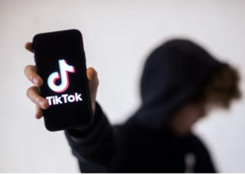 15-vjeçari në Vushtrri kërkon fotografi nudo nga e mitura, më pas ia poston ato në TikTok