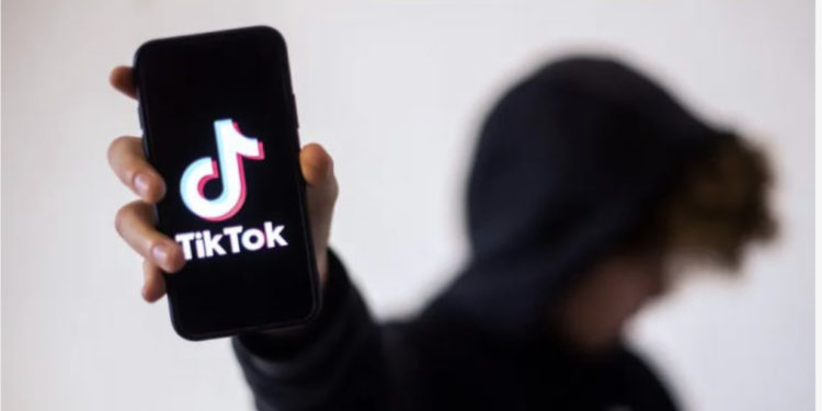 15-vjeçari në Vushtrri kërkon fotografi nudo nga e mitura, më pas ia poston ato në TikTok