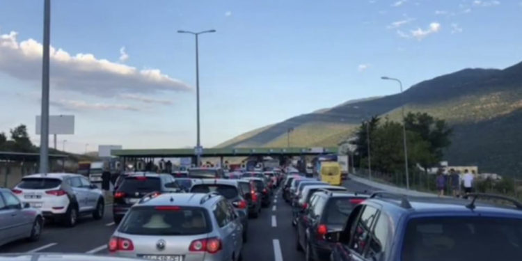 Ja sa po presin mërgimtarët në kufi për të hyrë në Kosovë