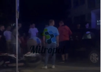 LAJMI I FUNDIT: Vetura ndeshet me motocikletën tek shkolla Çajupi, 1 i lënduar e 2 të arrestuar 🚨