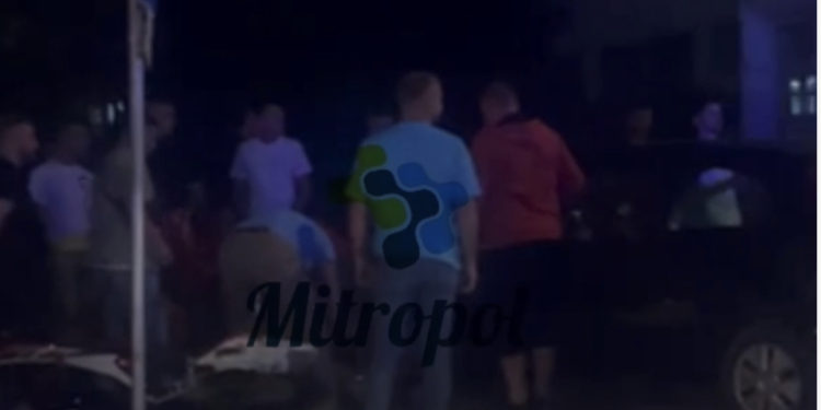 LAJMI I FUNDIT: Vetura ndeshet me motocikletën tek shkolla Çajupi, 1 i lënduar e 2 të arrestuar 🚨