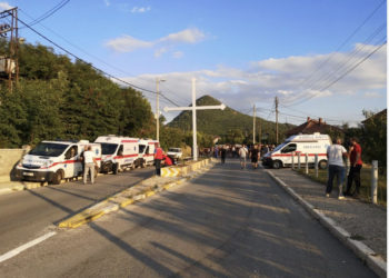 Fotografi nga rruga e bllokuar në Rudarë, plot autoambulanca aty