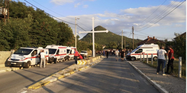 Fotografi nga rruga e bllokuar në Rudarë, plot autoambulanca aty