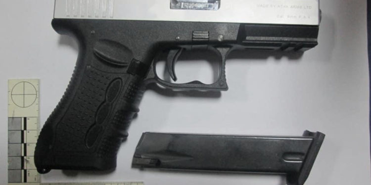 Festuan me armë në ahengjet e tyre, Policia arreston dy persona në Mitrovicë