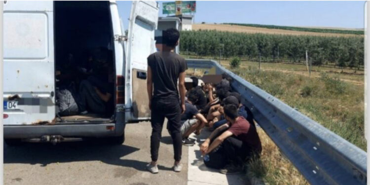 Arrestohet një person në Kçiq të Mitrovicës, dyshohet se po kontrabandonte tetë sirianë