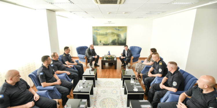 Detaje nga takimi i Kurtit me policët që morën pjesë në aksionin kundër kontrabandës në Leposaviq