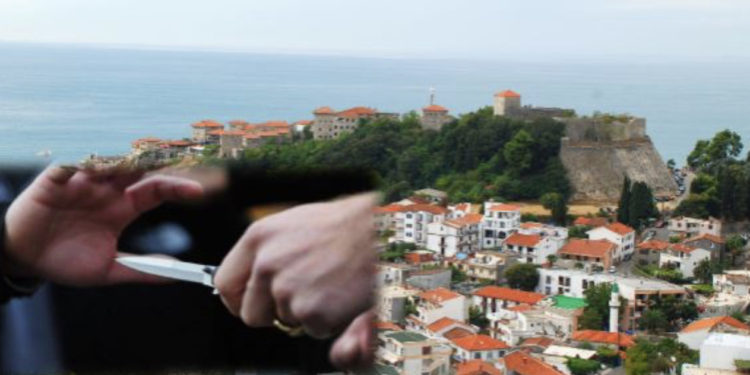 Kosovari e plagos me thikë një polic në Ulqin, arrestohet nga policia malazeze