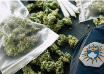 Të rinjtë mitrovicas në Shipol e “kamufluan” si sony playstation vendin për shitblerje të narkotikëve