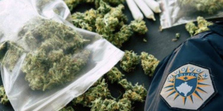 Të rinjtë mitrovicas në Shipol e “kamufluan” si sony playstation vendin për shitblerje të narkotikëve