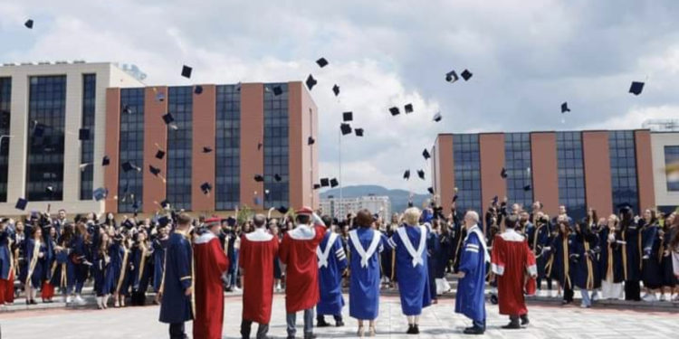 “Po aplikoj, por kam me dalë jashtë”: Kosovës po i zbrazen edhe fakultetet