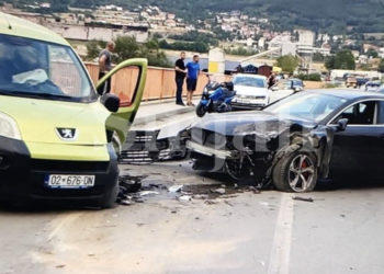 Aksident i rëndë në Mitrovicë, dy vetura bëhen ‘kërrsh’ mes vete – FOTO
