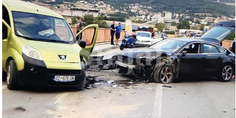 Aksident i rëndë në Mitrovicë, dy vetura bëhen ‘kërrsh’ mes vete – FOTO