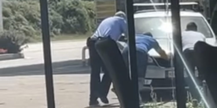 Policia e Kosovës punon në kushte të vështira, nuk iu ndizet vetura, detyrohen ta shtyejnë