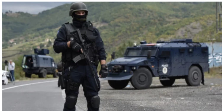 Një polic e dy serbë të plagosur nga gjuajtjet me armë zjarri mes policisë dhe barrikaduesve