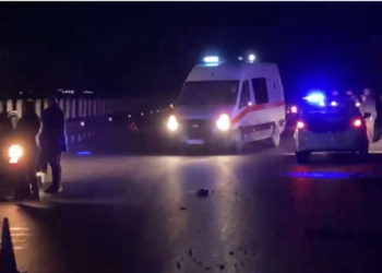 Aksident trafiku në Mitrovicë, ngasësi i veturës dhe motocikletës dërgohen në QKUK