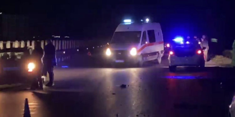 Aksident trafiku në Mitrovicë, ngasësi i veturës dhe motocikletës dërgohen në QKUK