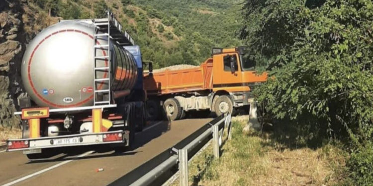 Bllokohen rrugët në veri, kështu duket një prej tyre