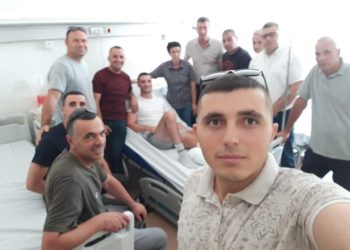 Policët vizitojnë kolegun e tyre të plagosur në Skenderaj