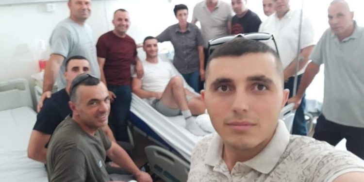 Policët vizitojnë kolegun e tyre të plagosur në Skenderaj