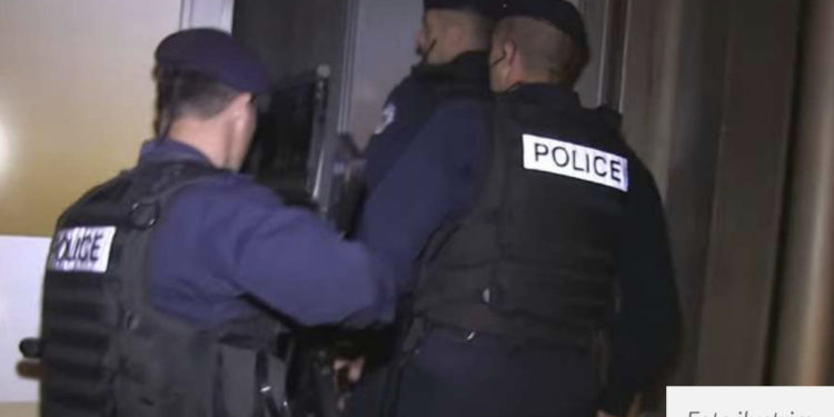 Policia bastis lokalin në Shipol, gjen drogë e i arreston 3 persona