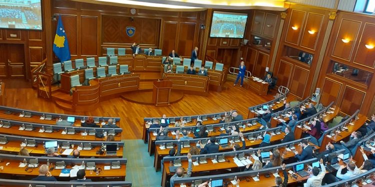 Deputetët morën mëditje për seancat në të cilat munguan