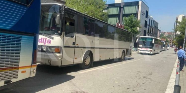Shoqata e autobusëve të Mitrovicës e Vushtrrisë proteston për kushte të punës