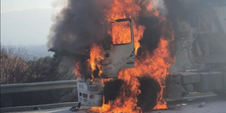 Digjen dy kamiona në Çabër të Mitrovicës