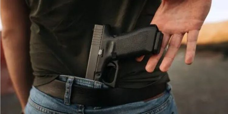 “Nëse s’e kthen borxhin, e din çka t’pret”/ Mitrovicasi kërcënon fqinjin që ia ka borxh 50 euro, e kap për fyti dhe ia tregon armën