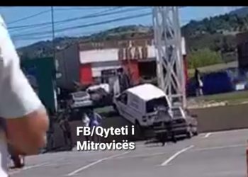 Aksident i pazakontë, vetura bie mbi veturën tjetër në Mitrovicë