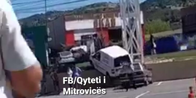 Aksident i pazakontë, vetura bie mbi veturën tjetër në Mitrovicë