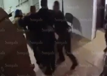 Qytetari duarlidhur rrahet brutalisht brenda stacionit policor në Prizren – VIDEO