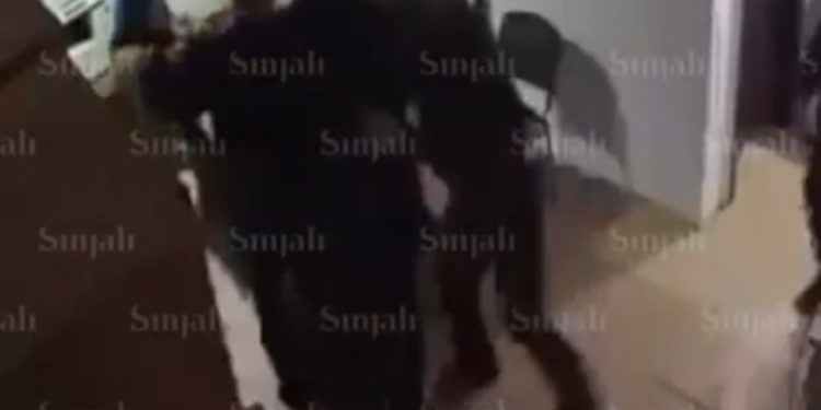 Qytetari duarlidhur rrahet brutalisht brenda stacionit policor në Prizren – VIDEO