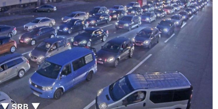 Diaspora merr rrugën për në Kosovë, mbushen kufijtë me mërgimtarë