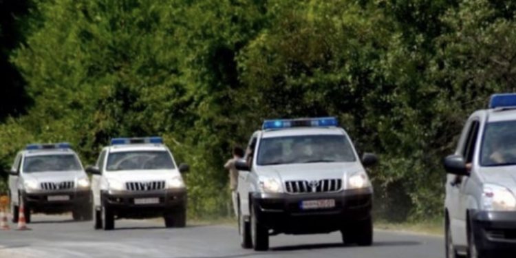 Në orët e mbrëmjes së datës 01 korrik 2022, hetuesit e Sektorit Rajonal të Hetimeve në kuadër të Drejtorisë Rajonale në Mitrovicën e Jugut, kanë identifikuar dhe arrestuar një person të dyshuar për veprën penale “Mashtrim në tentativë”.