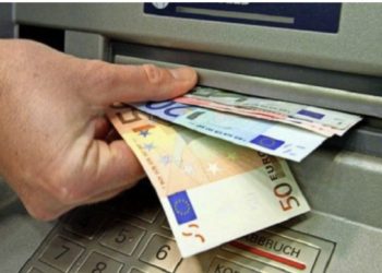 Ia kaluan gabimisht 286 herë rrogën në llogari, punëtori jep dorëheqje dhe zhduket