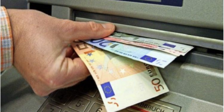 Ia kaluan gabimisht 286 herë rrogën në llogari, punëtori jep dorëheqje dhe zhduket