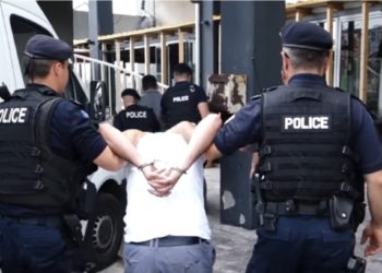 Hetim me masa të fshehta: Kapet në flagrancë dilleri i drogës në Vushtrri, në çantë iu gjetën 25 qese me marihuanë dhe qindra euro