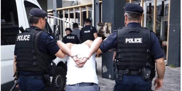 Hetim me masa të fshehta: Kapet në flagrancë dilleri i drogës në Vushtrri, në çantë iu gjetën 25 qese me marihuanë dhe qindra euro