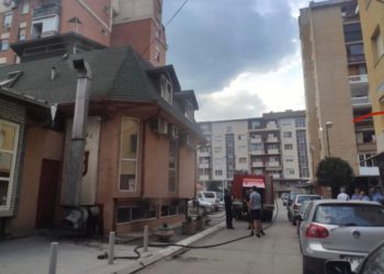 Digjet një hotel në veri të Mitrovicës