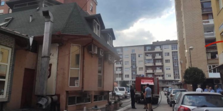 Digjet një hotel në veri të Mitrovicës