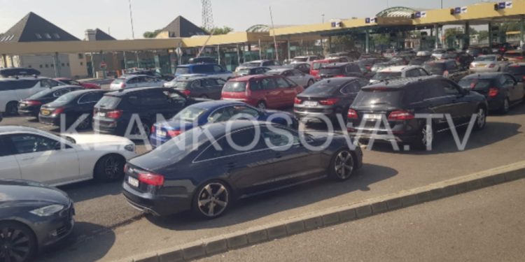 Mërgimtarët po torturohen rrugës për Kosovë, 6 orë pritje në kufirin Hungari-Serbi