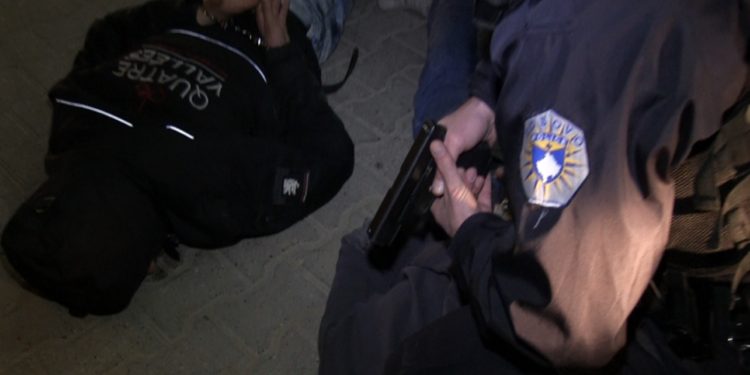 Ky është grupi kriminal prej 8 të rinjve që “terrorizuan” Mitrovicën, u arrestuan nga Policia