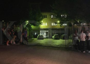 Familjarët e Lushtakëve e presin vendimin para dyerve të Gjykatës në Mitrovicë 👇🏻